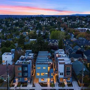 New Modern Nordic Style Home, View, Rooftop Deck Holiday home Seattle